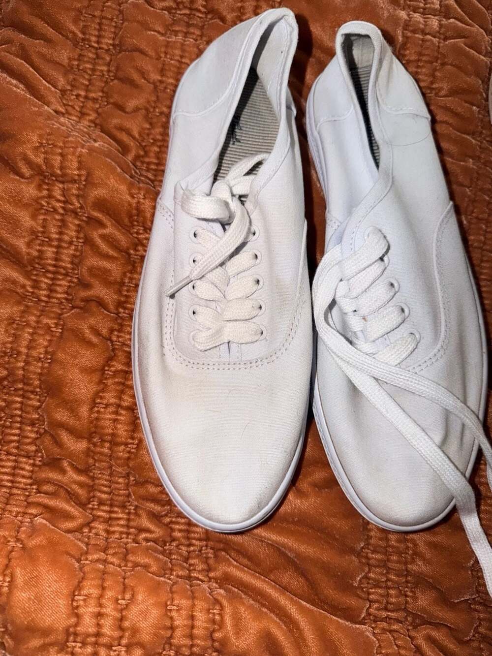 Universal Thread Lunea Lace-Up Sneakers White Canvas
